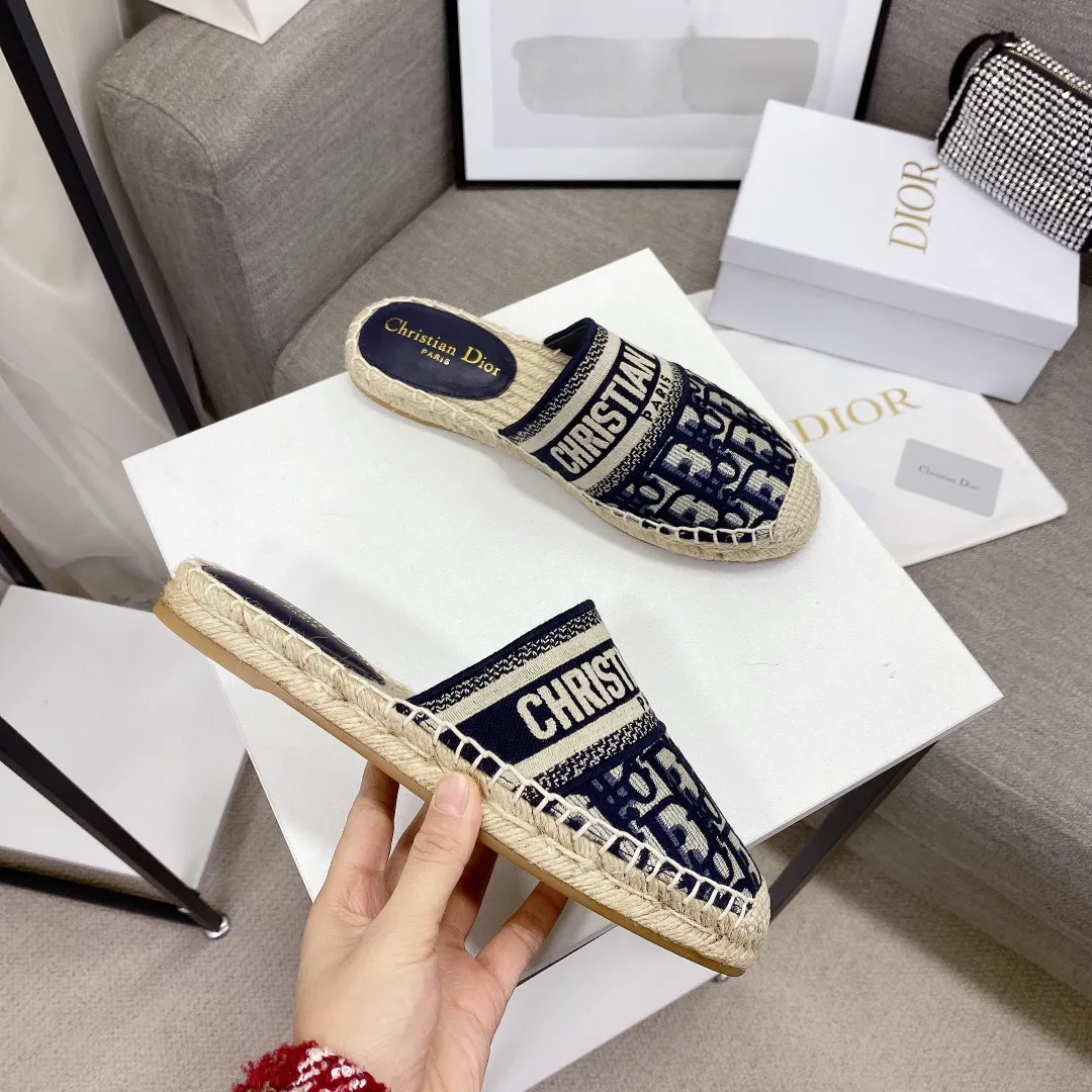 👟👟Ex-factory price👟👟Ex-factory price 400👟👟 Women's shoes Women's clothing Top version (original embroidery one to one method) If you want cheaper, please bypass Dior | Dior ²⁰²¹𝐬𝐬🧡💚2021 early spring new products Top version ⚠️The counter features the latest fisherman shoe series New hard goods 🆕❥Purchase level! Full of high-end feel! A popular model among bloggers at home and abroad, it’s retro and fashionable and looks amazing on your feet! Mainly recommended model on the official website ★━━━━━ ЅᏇєєt ━━━━━▪️ Upper: Original copy of pure cotton thread ➕ Three-dimensional electric embroidery ▪️ Lining: Imported water-dyed sheepskin lining ▪️ Outsole: Original handmade hemp rope combination wear-resistant rubber outsole ▪️ Shoe size: 35-39 (40 is custom-made and cannot be returned or exchanged) ▪️